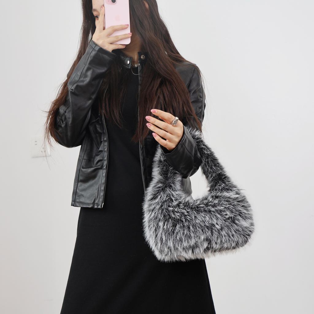 Autumn Winter New Faux Raccoon Fur Fluffy Handbag Women's Fashion Shoulder Bag Clutch Small Square Bag Soft Comfortable Versatile