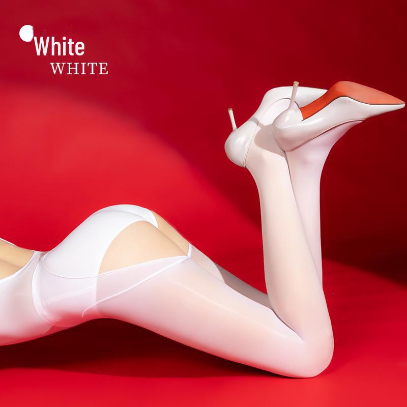 Mono elegante y tentador con medias brillantes sin espalda y entrepierna abierta