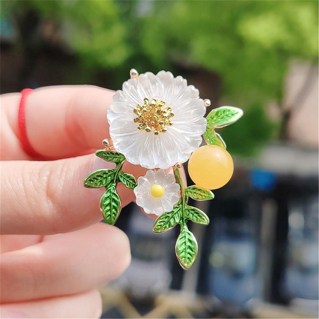 Elegant Daisy Flower Brooch for Women Green Leaf Sunflower Lapel Pin Accessory Jewelry for Jackets Backpack Scarf Hats