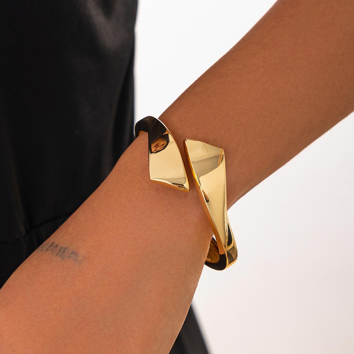 Textured Metal Smooth Water Drop Hug Bracelet, Fashionable Wind Cross Spring Buckle Open Bracelet