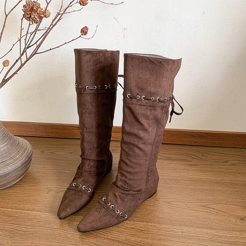 In the autumn of 2025, the new retro small man with pointed head straps and Korean version of thin inner rubbing high short boots women