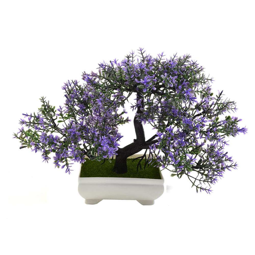 

Домашнее искусственное растение в офисе, оранжевое пластиковое растение в горшке фиолетовый