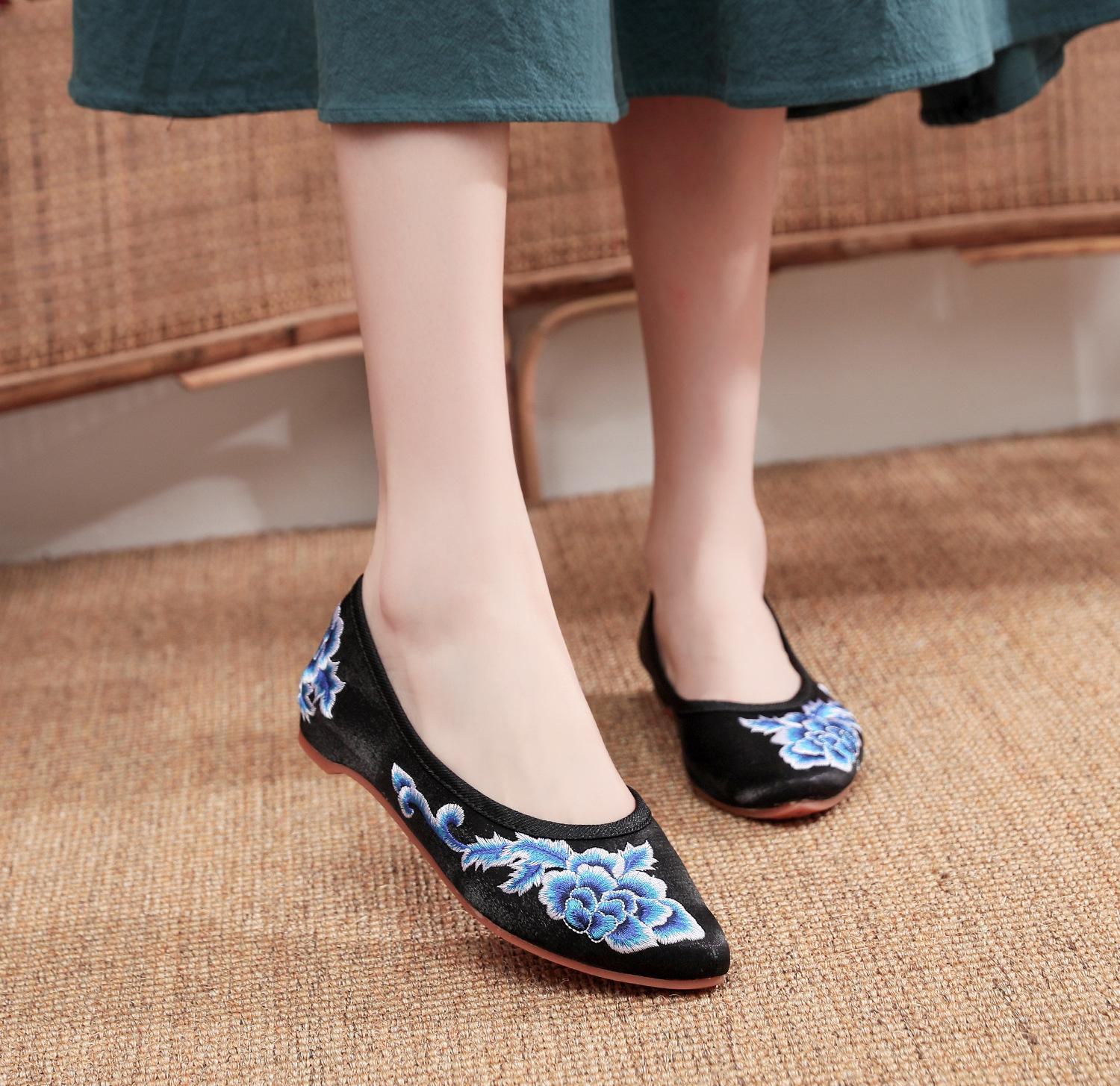 

Мюли с вышивкой и острым носком на весну и осень — повседневная женская обувь без застежек 36 чёрный