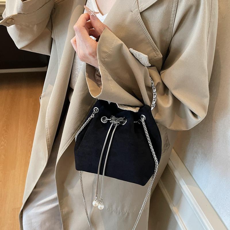 Premium chain bucket bag New women's casual velvet portable temperament commuter messenger bag