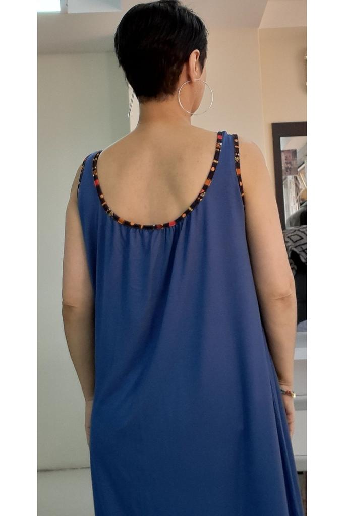 Sukienka damska w dużym rozmiarze Indigo (Jasny granatowy) Sukienka z bawełny czesanej z wiskozą z detalami lamówkowymi i marszczeniami z przodu i z tyłu