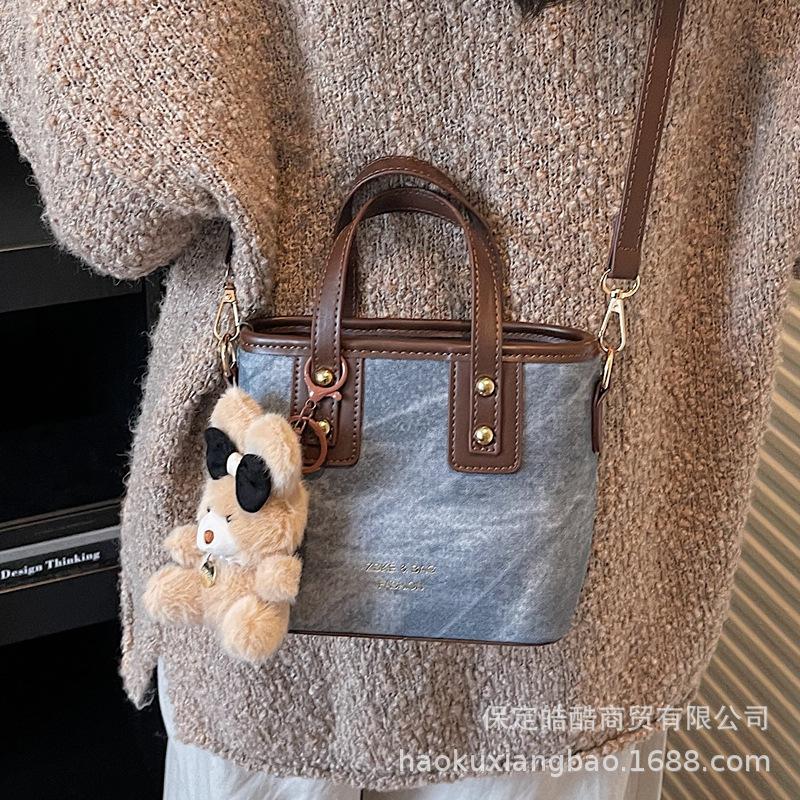 Super Fire Small Bag Women's Autumn and Winter Versatile 2025 New Shoulder Messenger Bag Popular This Year Portable Bucket Bag