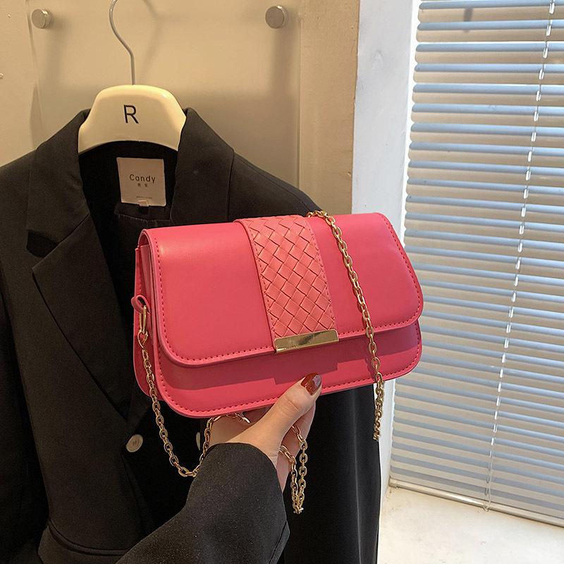 

Personalized trend woven splicing chain armpit bag 2024 new Korean version fashionable and simple single shoulder oblique span small square bag рожевий червоний колір