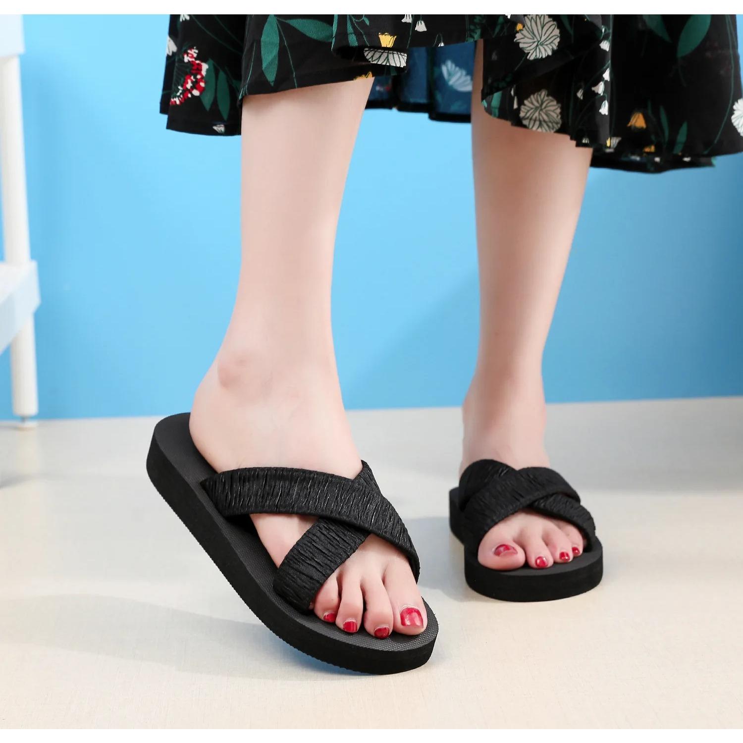 Женские шлепанцы на плоской подошве — фото 8