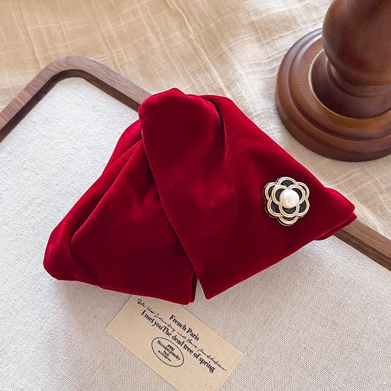 

Autumn and winter milk coffee plush grab clip large hair volume hairpin temperament disc hair shark clip 2026 hair accessories