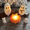 Duch táboráku Scéna setkání Pryskyřice 2 Duchové s Kočkou/Psem Dělající S'mores Figurka Blikající LED Táborák Halloweenské Noční Světlo