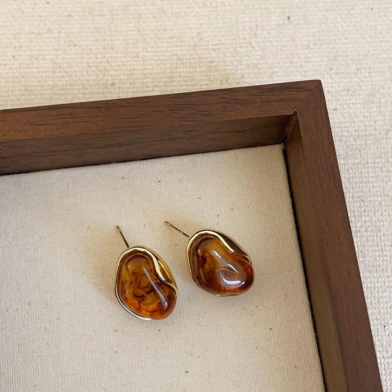 Exquisite Maelard Brown Resin Stud Earrings for Women: High-End, Fashionable, and Versatile Autumn/Winter Ear Accessories
