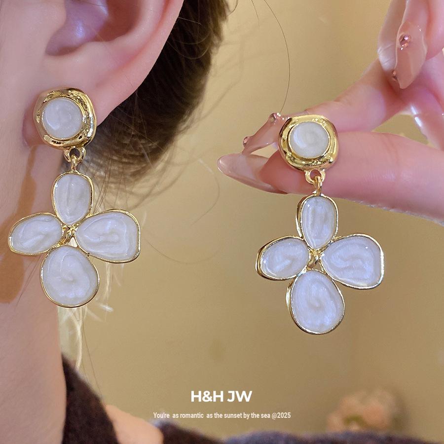 Silver needle dripping oil flower pendant earrings retro Maillard simple fashion stud earrings light luxury high-end earrings