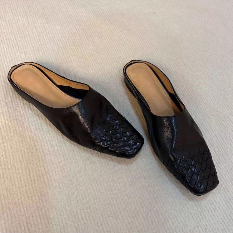 Eine Lammfellversion des französischen Retro-Webstirnbands Halbslippers, die eine modische und faule Frau draußen mit einem Fuß tragen kann.