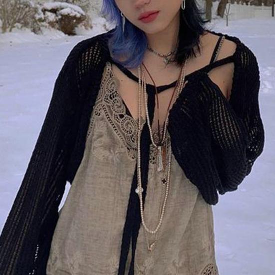 

Укороченный кардиган с ажурным фонарем и длинными рукавами и открытой строчкой спереди на шнуровке