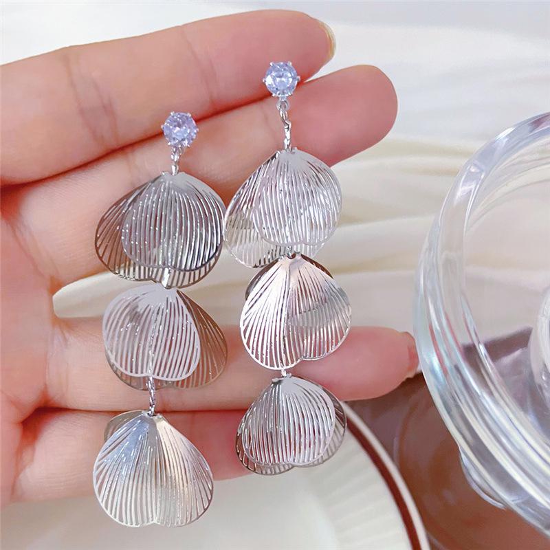 Long Exaggerated Petal Metal Earrings With A Light Luxury Style And A Niche Design Fashionable And Personalized For Women