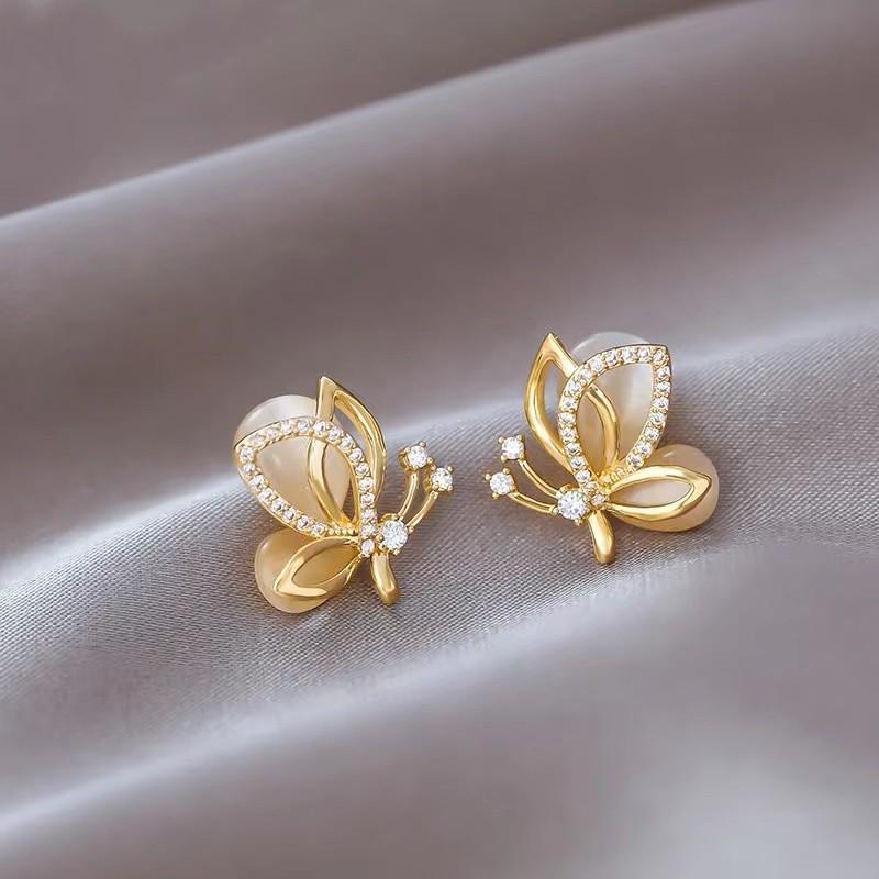 Simple high-end design niche temperament stud earrings women's light luxury fashion personalized earrings exquisite versatile sweet cool earrings
