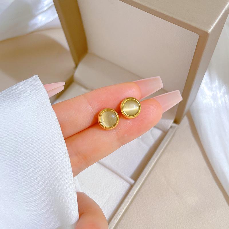 Cercei minimaliști tip stud din oțel titan cu sidef și trifoi cu patru foi - Design androgin pentru temperament individual și eleganță de banchet.