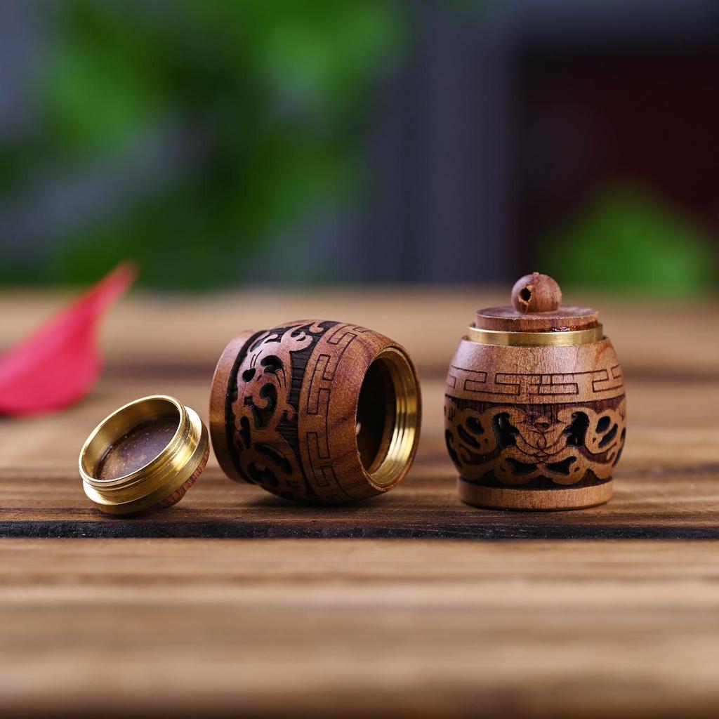 Přívěsek klíčenka Žalud a šiška z červeného santalového dřeva s otevíratelnou lahvičkou na přání