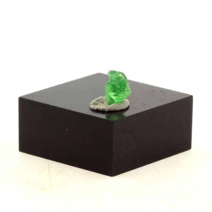 Pierres et Minéraux. Grenat Tsavorite. 0.61 ct. Merelani Hills, Lelatema Mts, Tanzanie.