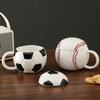 Kaffeebecher mit Deckel im Sportdesign Fußball Baseball Keramiktasse Schwarz Weiß Kariert Rote Nähte Auslaufsicher Mikrowellengeeignet Teetasse