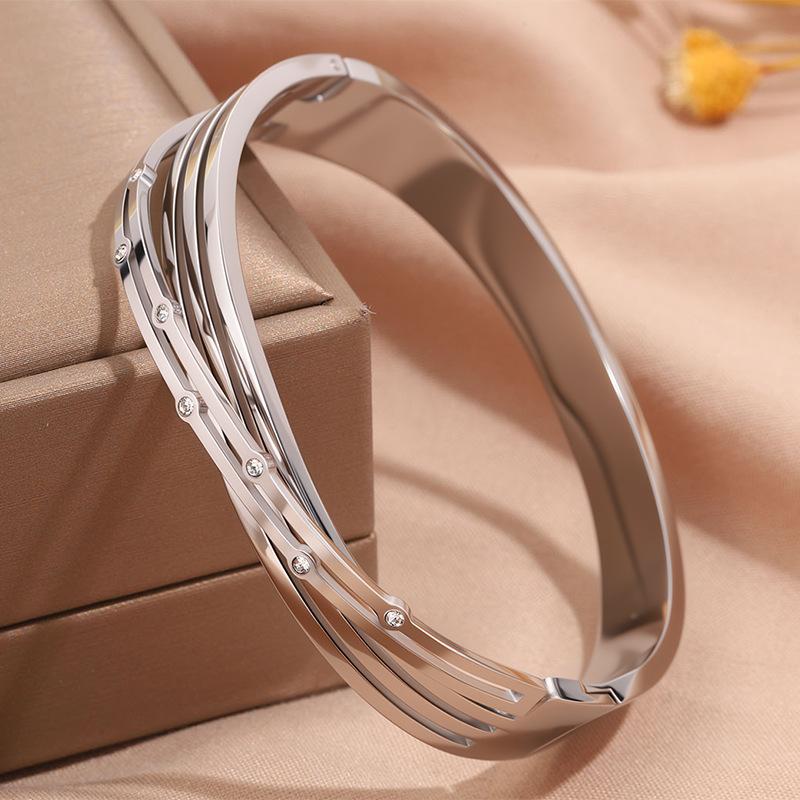 Hot-selling titanium steel bracelet, girls' high-end sense of fashion, popular light luxury in Europe and the United States, Gypsy star love diamond