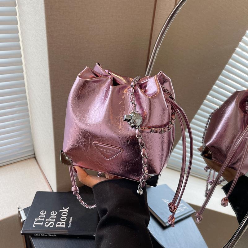 

Популярная в этом году маленькая женская сумка 2025 года, новая универсальная сумка-мессенджер через плечо на цепочке, текстурная корейская плиссированная сумка-ведро розовый