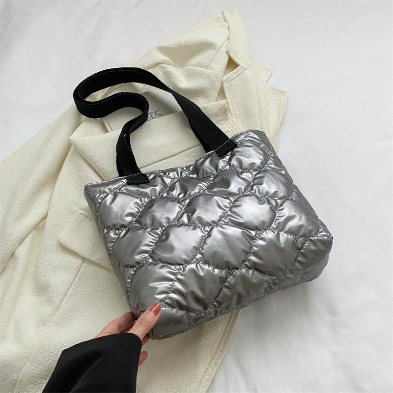Chic And Spacious Simple Diamond Pattern Shoulder Bag For Everyday Use In 2023