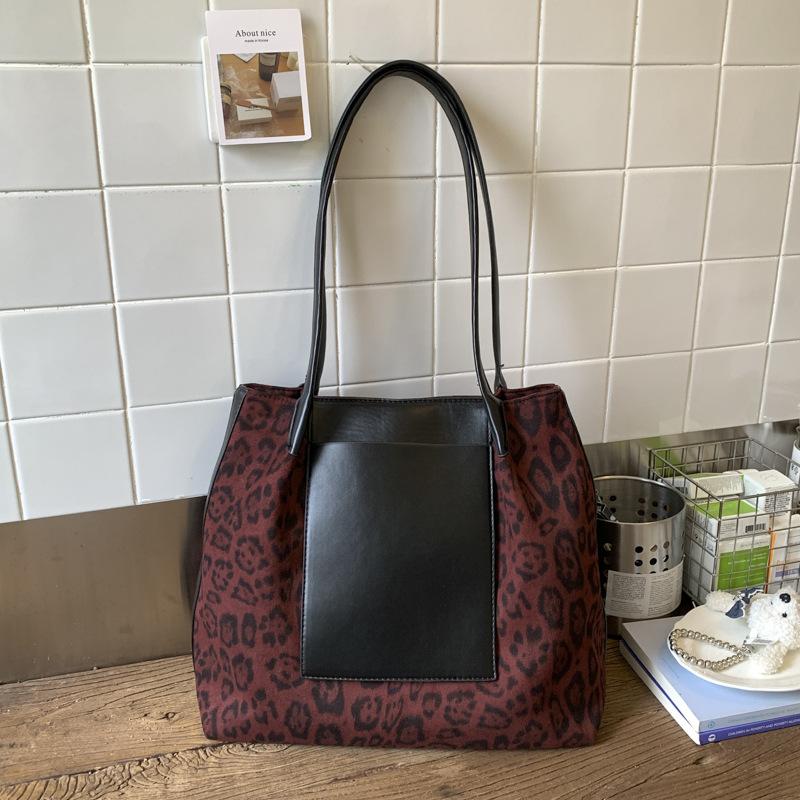 

Сумка с леопардовым принтом женская большой вместимости 2025 новая осенне-зимняя повседневная плечевая сумка для покупок, популярная сумка-тоут для поездок в этом году красный