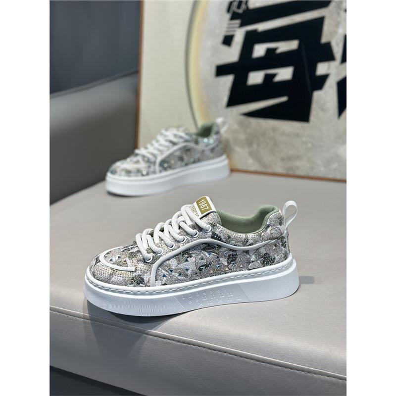 Spring new low-top hot drill, light and comfortable casual soft-soled lace-up mesh shoes qs