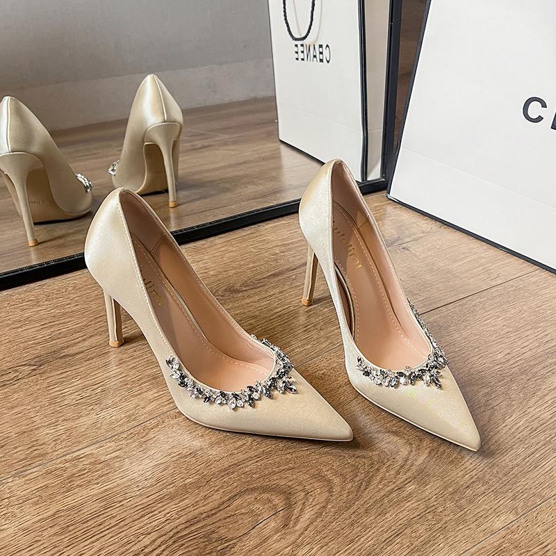 2025-ös szatén tűsarkú cipő: Elegáns hegyes orr strasszokkal, francia ihletésű, tavaszra és őszre alkalmas