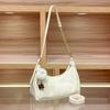 Knödelförmige Umhängetasche mit einem Unterarmgurt, Eine hochwertige und Nischen-Damen-Crossbody-Tasche
