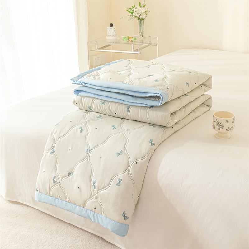 Cartoon Style Summer Quilt, Machine Washable Cotton, 100x150x200, Perfect for Dorms and Air-Conditioned Rooms.