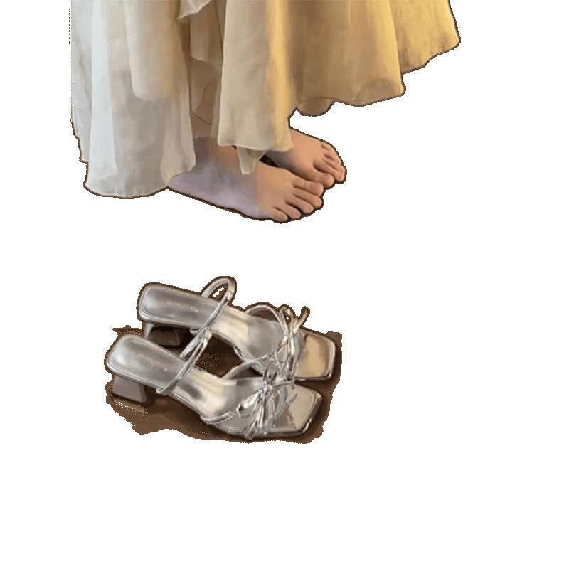 Französische silberne coole Hausschuhe Damen Sommerbekleidung 2025 neuer Feenstil Promi-Temperament Schleife Zehensandalen Damen