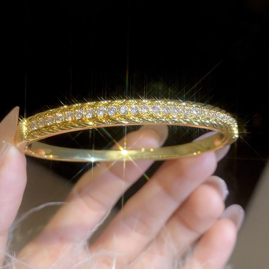 Elegant Geometric Rhinestone Zircon Buckle Bracelet: A Versatile and Luxurious Accessory for Women