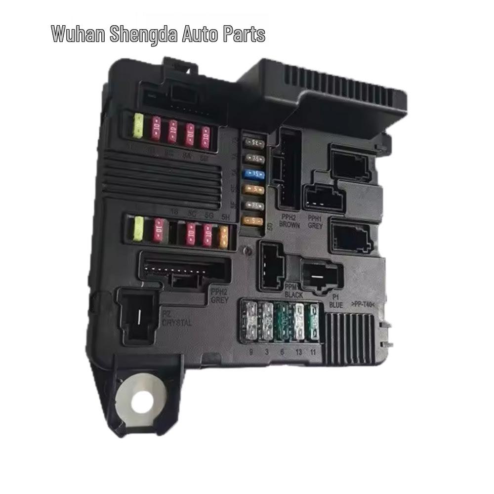 Renault Megane Engine Fuse Box (Part Numbers: 8200306033, 8200306032)