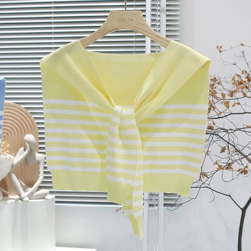 

Вязаный жилет в контрастные полосы синего цвета с вращающимися рукавами, весенне-летняя шаль из тонкой шерсти с накладным воротником и завязанными бретельками