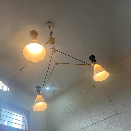 Candelabru cu 3 brațe Sputnik cu abajururi Mid Century, Lampă de tavan suspendată