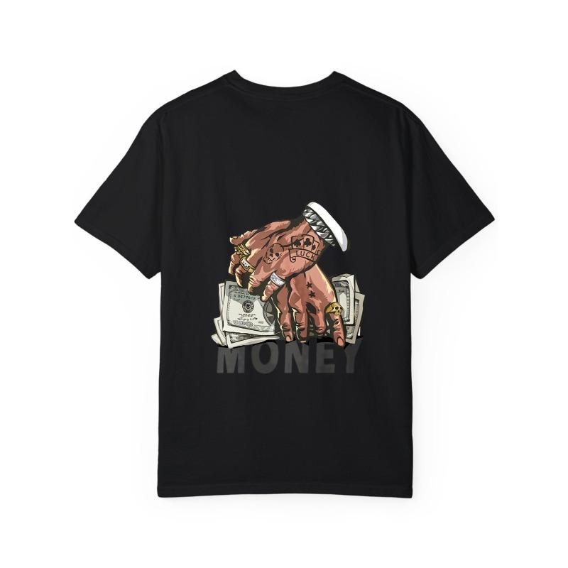 Bílé tričko s potiskem rukou držících balík peněz, tetování a prstenů, textem Money, streetová móda, ležérní nošení