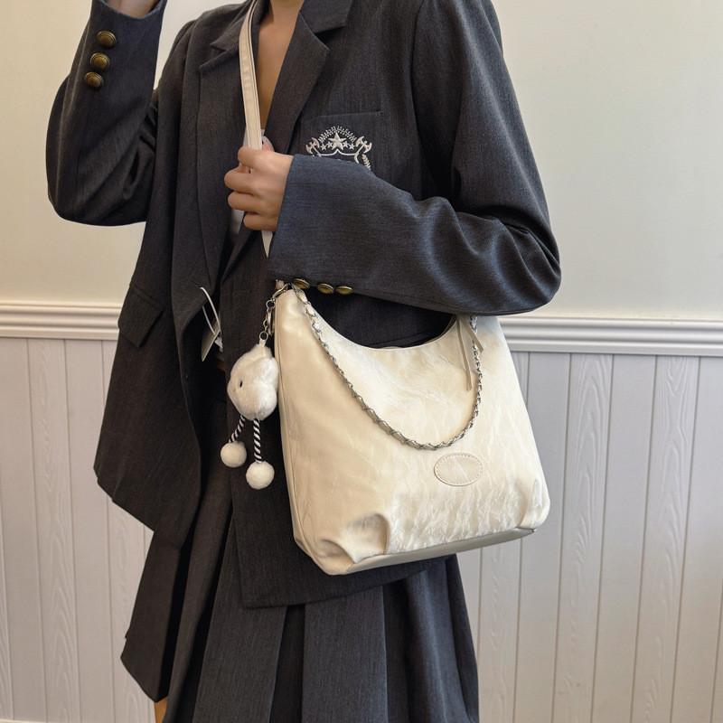 Contemporary 2024 Tote Bag With Chain Detail In Sophisticated Colors For Urban Fashion