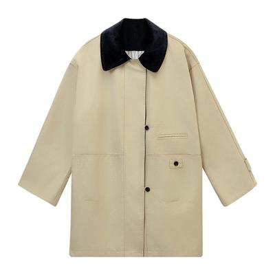 En hiver, le nouveau trench long ample contraste avec le coton et la veste épaisse rembourrée en coton.
