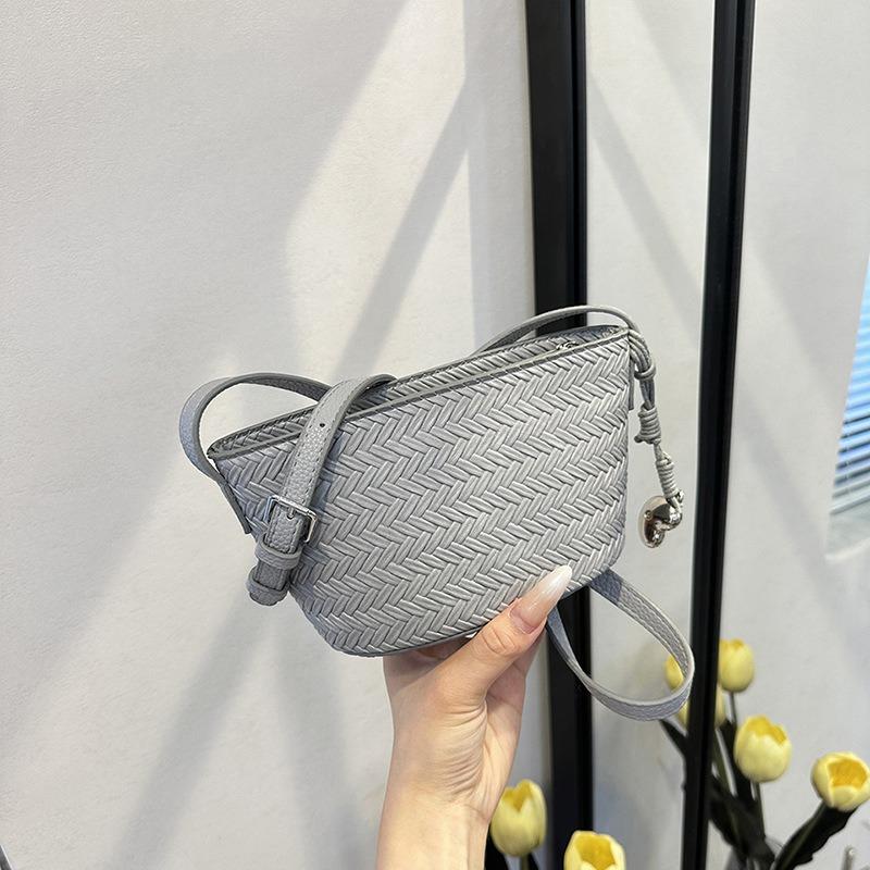 Summer high-end commuting niche mobile phone crossbody small bag women's new woven pattern bucket bag tide