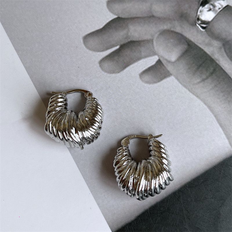 Fashion Cold Wind Niche Design Brass Gold Plated Temperament Wild Metal Winding Horn Sexy Earring Ear Clip