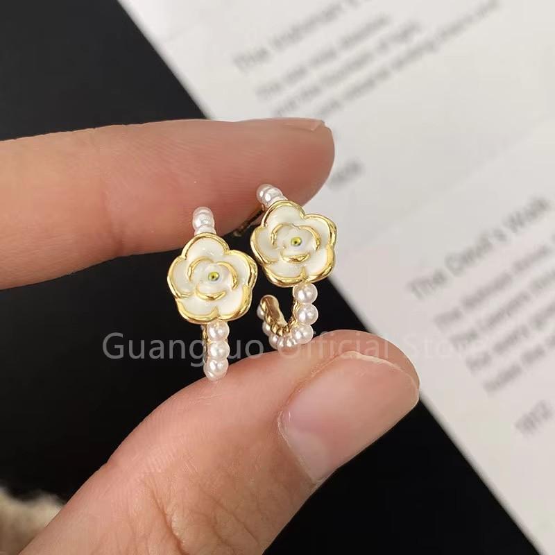 New Flower Hanging Earrings White Enamel Floral Acrylic Petals Crystal Imitation Pearl Dangle Earrings for Women brincos