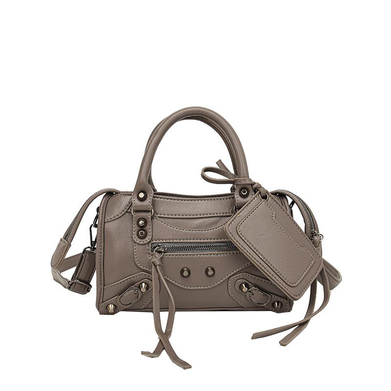 Nouveau sac bandoulière tendance et cool mode rivet pompon sac locomotive pour femmes sac portable épaule diagonale
