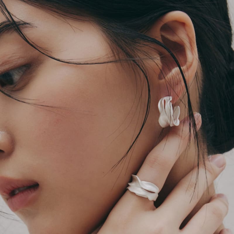 enuff (silver 925) Petal textured earring