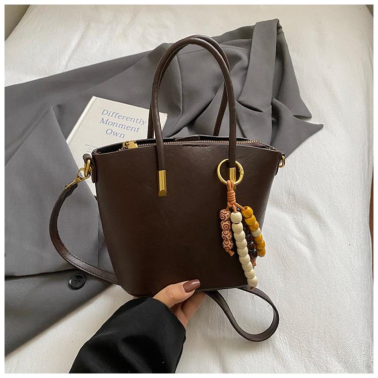 Korean Version of Niche Retro Women's Large-capacity 2025 New Autumn Shoulder Bag Simple and Casual, This Year's Popular Bucket Bag