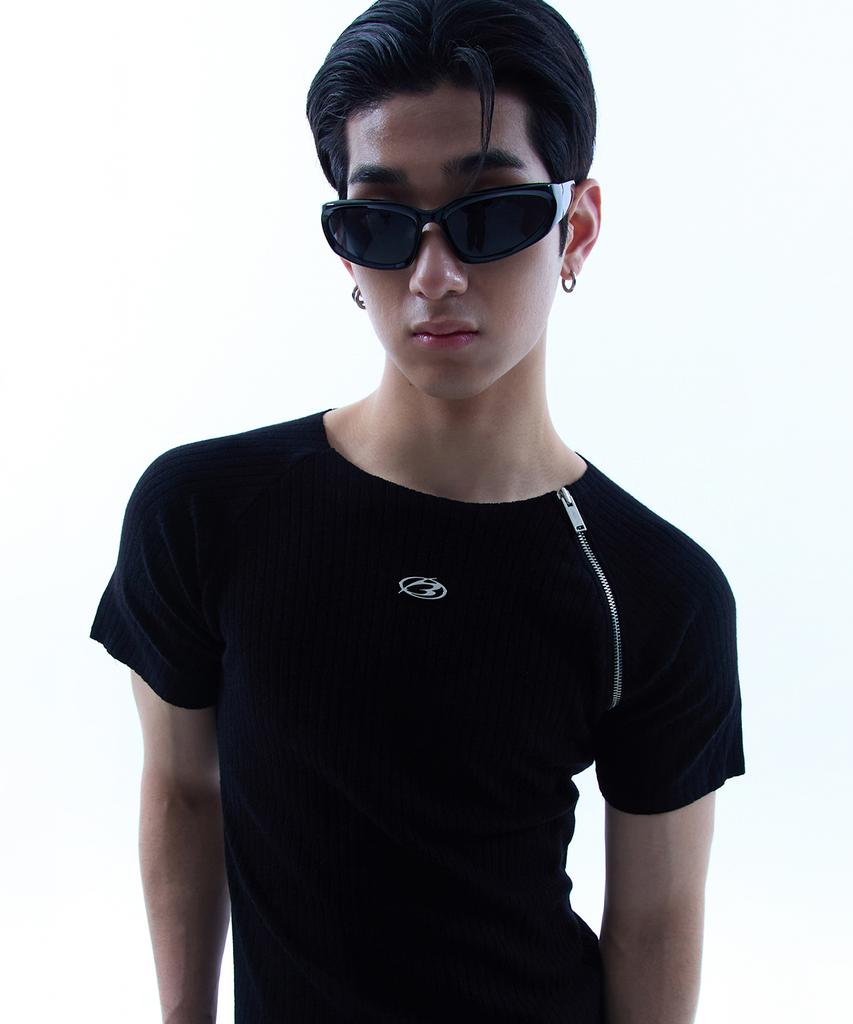 MORE THAN BLACK Logo One Side Half Zip Up Knit