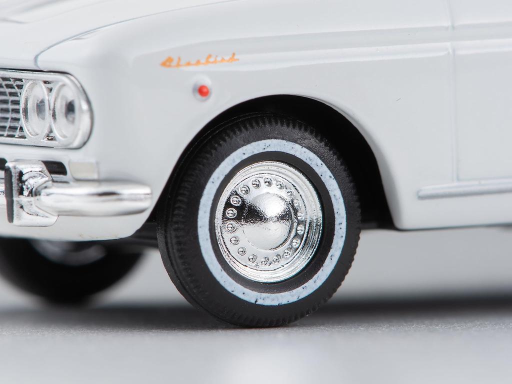 Tomytec Tomica Limited Vintage 1/64 Scale LV-205a Datsun Bluebird 4-Door 1600SSS White 1965 Model (Finished Product)