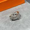 Anello a Nodo H a Fibbia Completa Placcato Oro V per Donna, Impostato a Mano CNC con Diamanti ad Alto Tenore di Carbonio, Design di Lusso con Fibbia Kelly.
