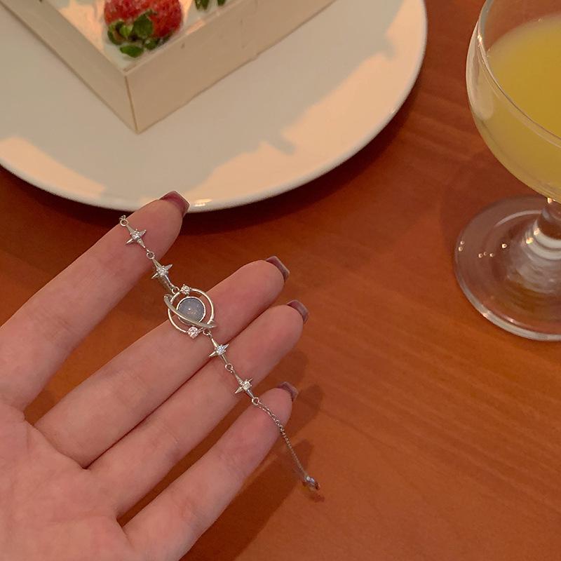 French Retro Double-Layer Bracelet: Stylish Light Luxury Bangle for Women.